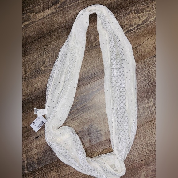 OBLONG BEIGE & Silver SCARF!
Children’s Place | Ages 5-12 YRS. | - Picture 7 of 12